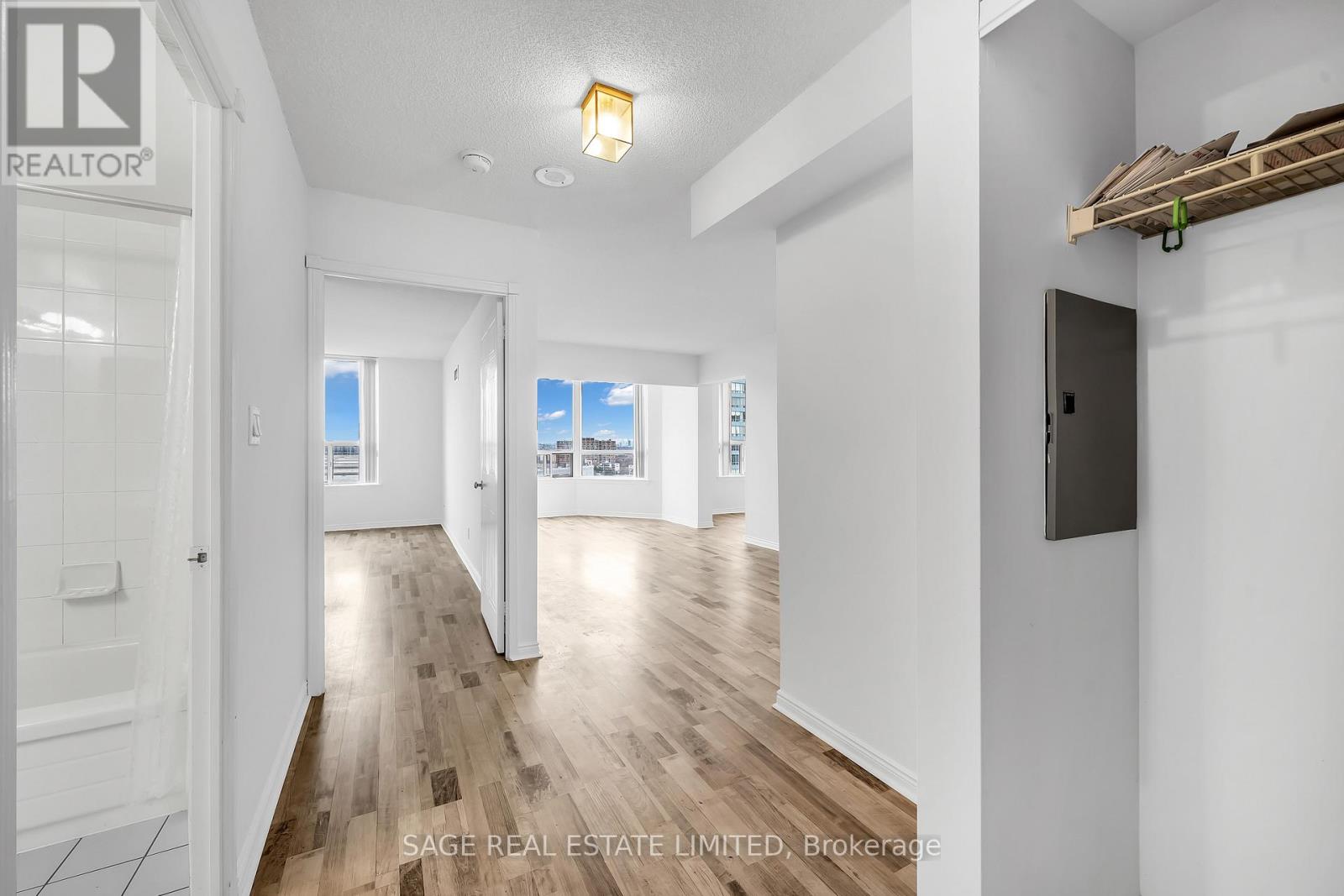 1016 - 135 Hillcrest Avenue, Mississauga, Ontario  L5B 4B1 - Photo 3 - W12691524