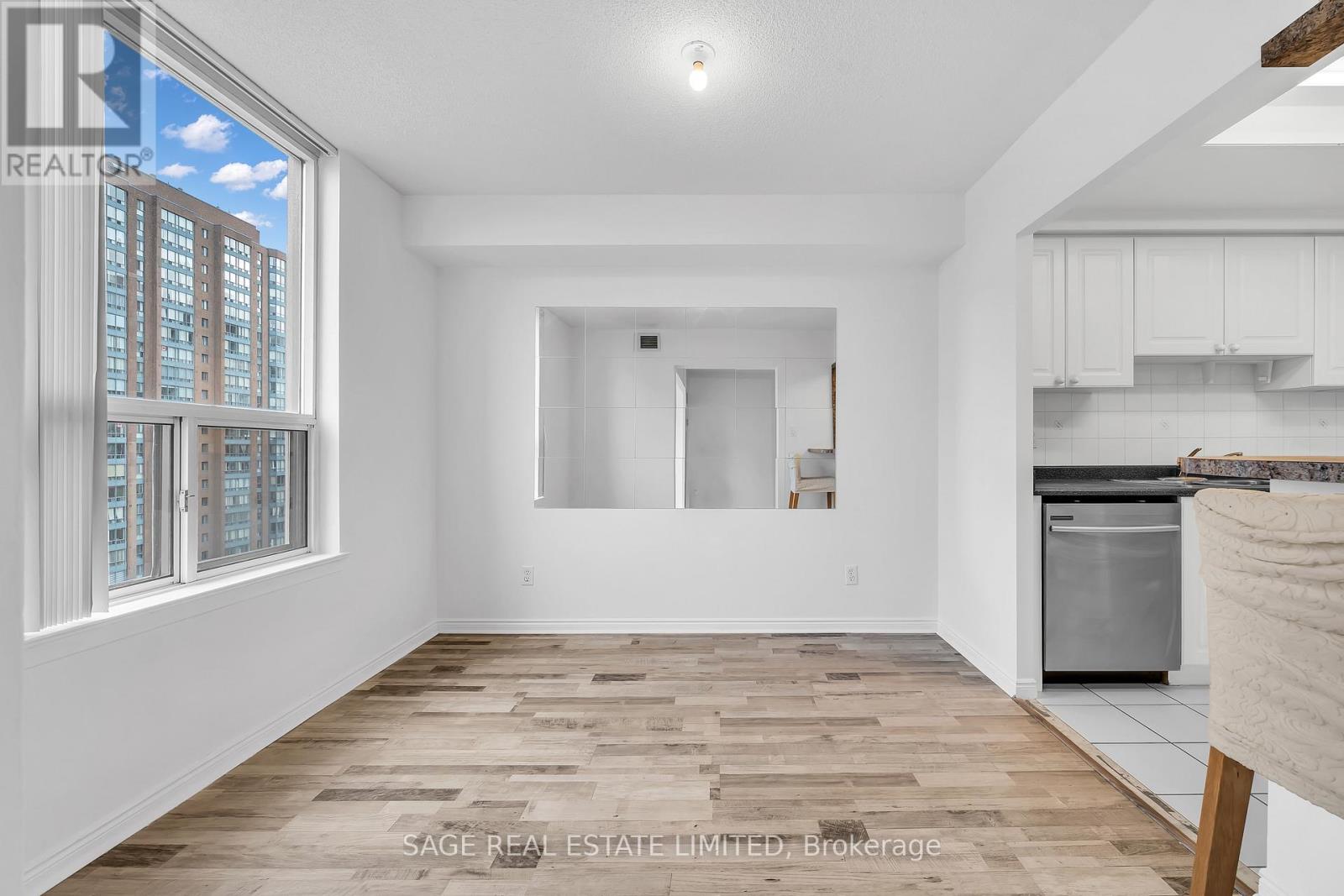 1016 - 135 Hillcrest Avenue, Mississauga, Ontario  L5B 4B1 - Photo 4 - W12691524