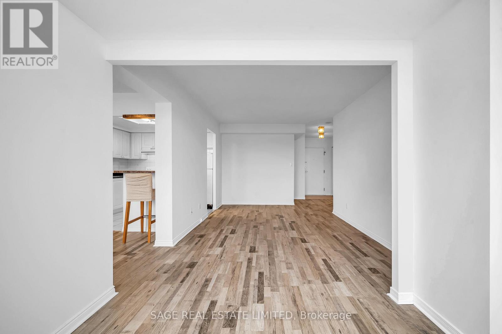 1016 - 135 Hillcrest Avenue, Mississauga, Ontario  L5B 4B1 - Photo 5 - W12691524