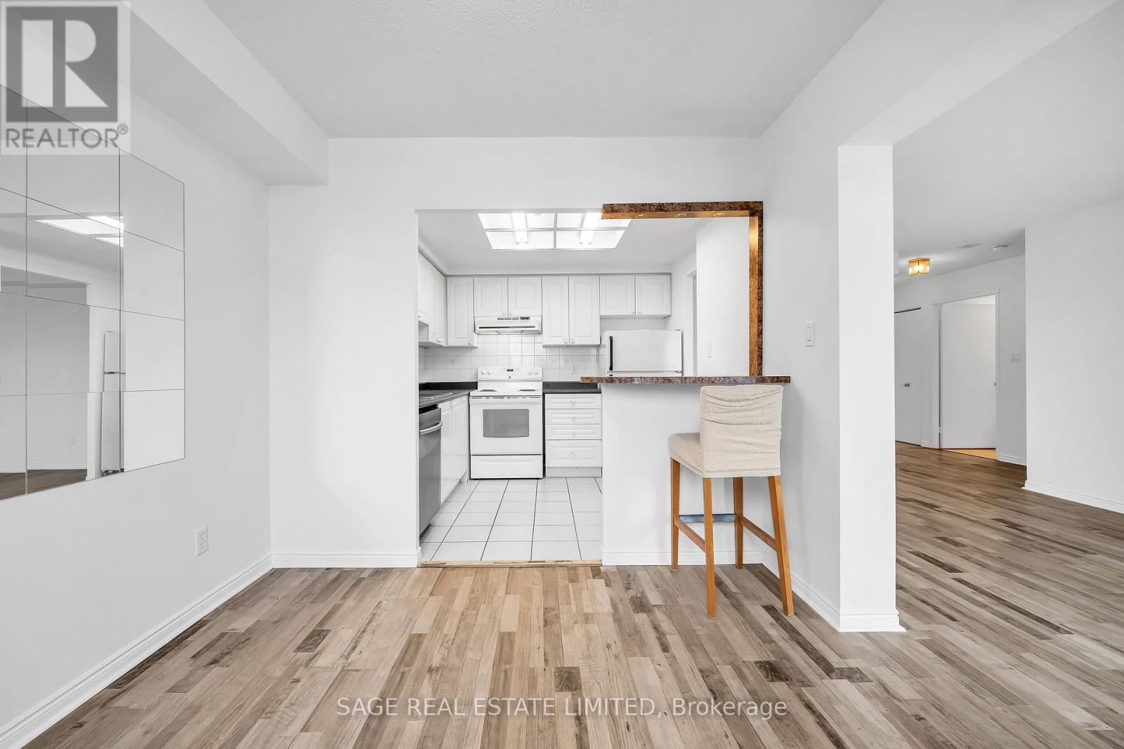 1016 - 135 Hillcrest Avenue, Mississauga, Ontario  L5B 4B1 - Photo 6 - W12691524