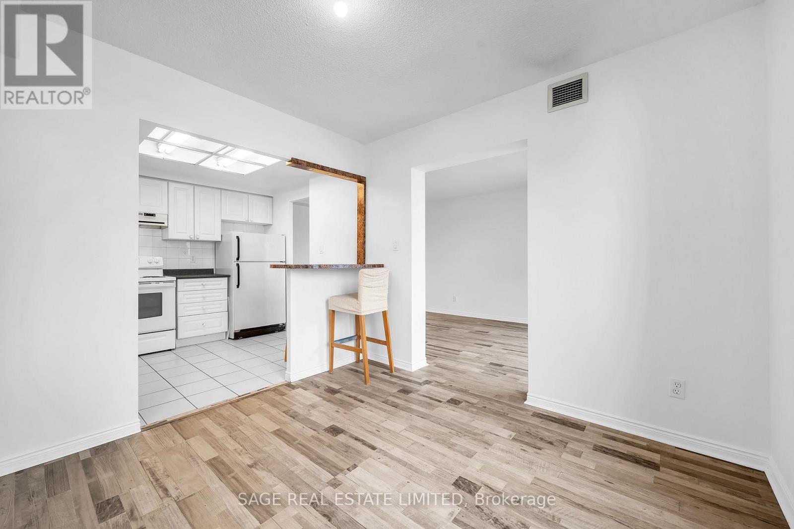 1016 - 135 Hillcrest Avenue, Mississauga, Ontario  L5B 4B1 - Photo 7 - W12691524