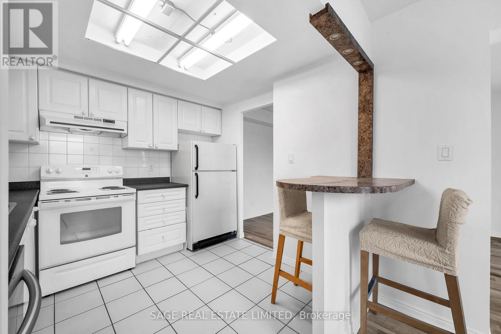 1016 - 135 Hillcrest Avenue, Mississauga, Ontario  L5B 4B1 - Photo 8 - W12691524