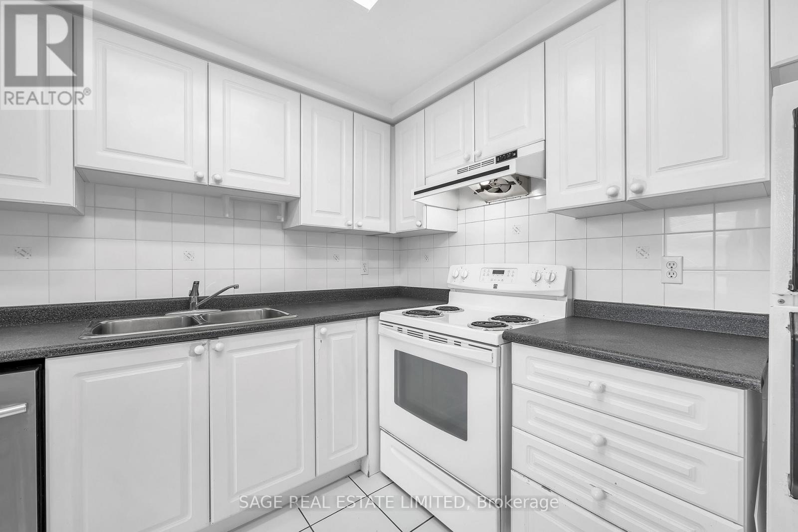 1016 - 135 Hillcrest Avenue, Mississauga, Ontario  L5B 4B1 - Photo 9 - W12691524