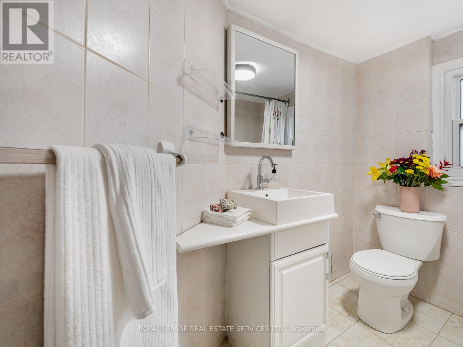 74 Chryessa Avenue, Toronto (Rockcliffe-Smythe), Ontario  M6N 4T7 - Photo 34 - W12691526