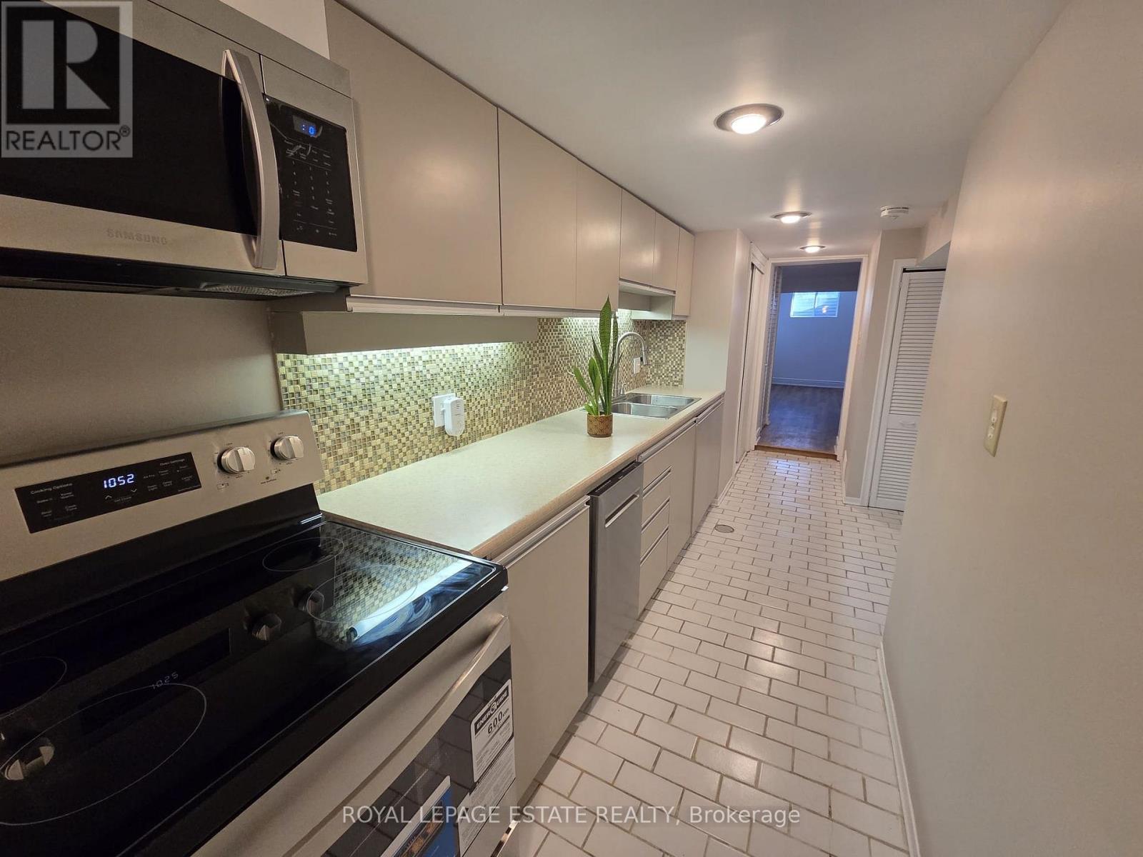 Lower - 19 Orley Avenue, Toronto, Ontario  M4C 2B8 - Photo 10 - E12575122