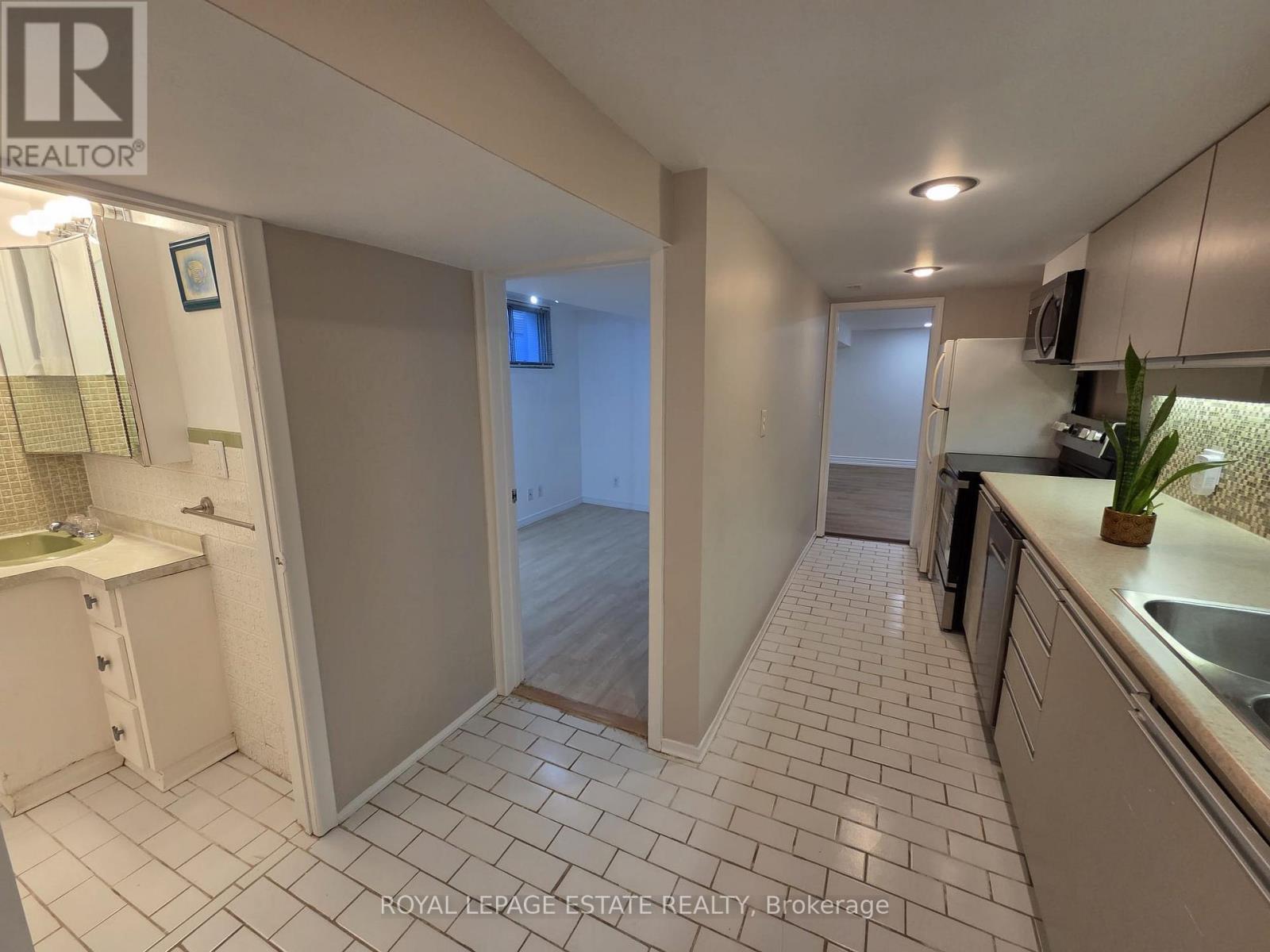Lower - 19 Orley Avenue, Toronto, Ontario  M4C 2B8 - Photo 4 - E12575122