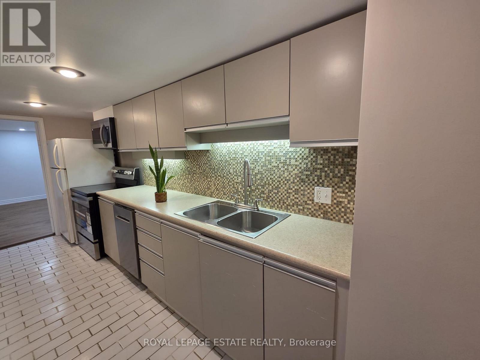 Lower - 19 Orley Avenue, Toronto, Ontario  M4C 2B8 - Photo 9 - E12575122