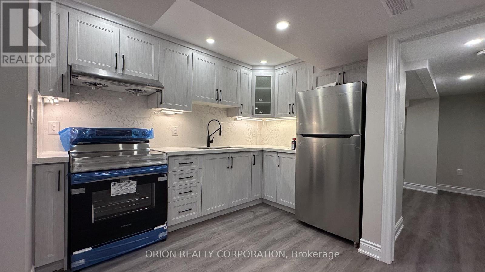 12 Trailbank Gardens, Hamilton, Ontario  L8B 1Z3 - Photo 4 - X12690664