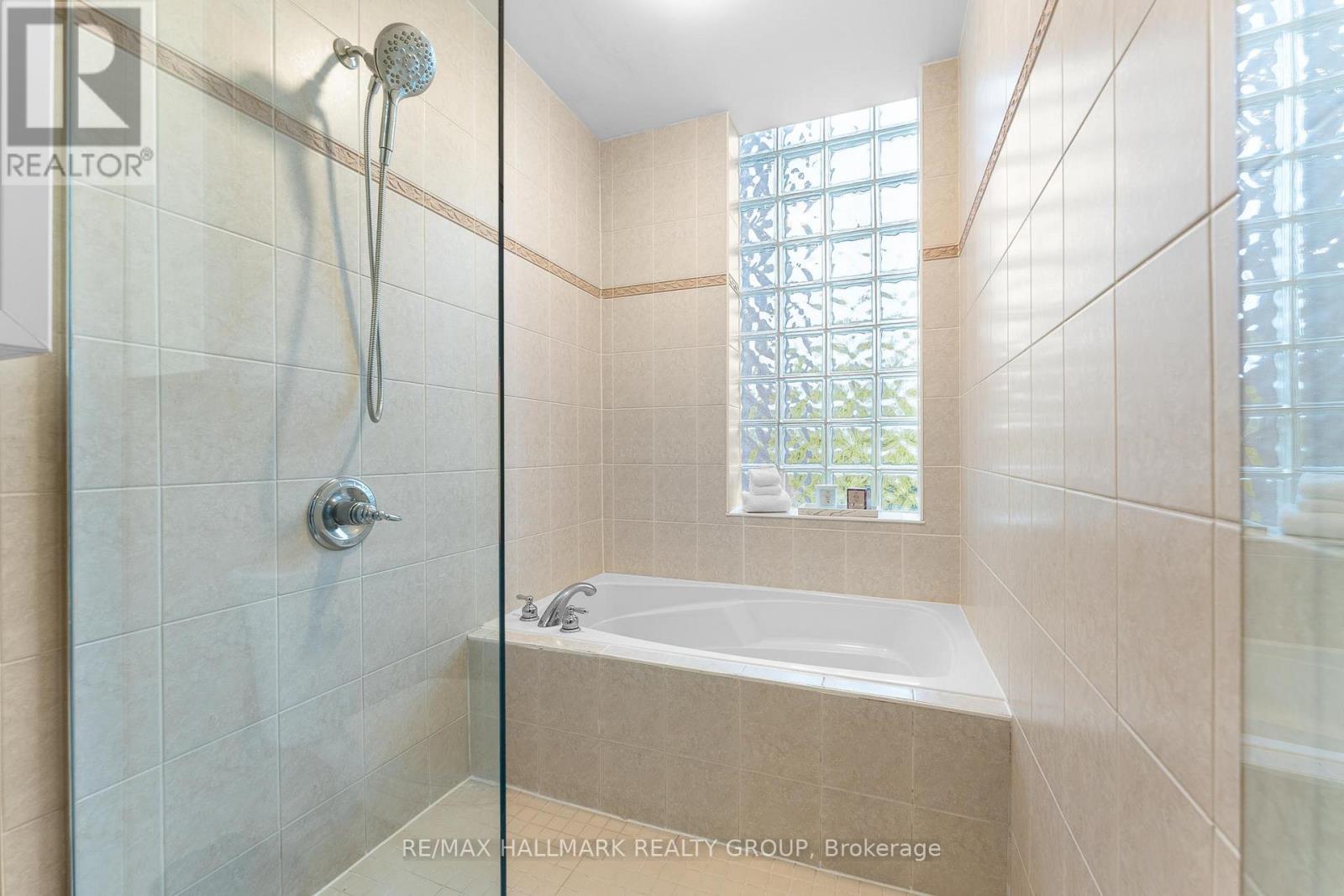 401 - 374 Cooper Street, Ottawa, Ontario  K2P 2P4 - Photo 17 - X12691778