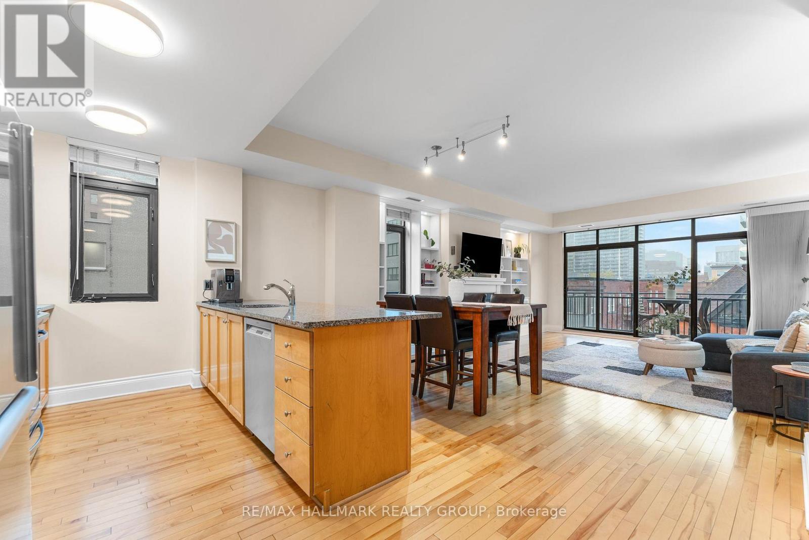 401 - 374 Cooper Street, Ottawa, Ontario  K2P 2P4 - Photo 4 - X12691778