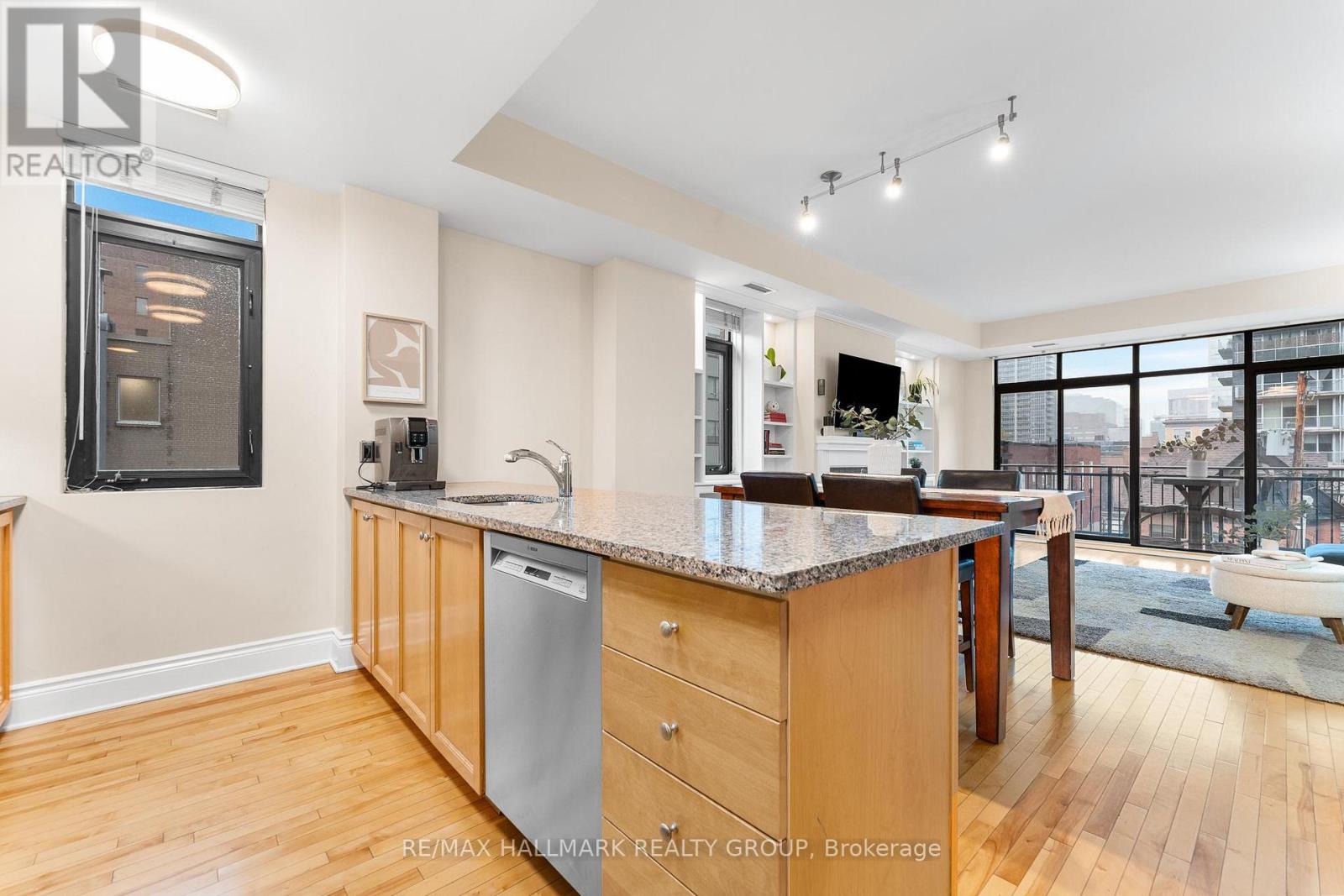 401 - 374 Cooper Street, Ottawa, Ontario  K2P 2P4 - Photo 7 - X12691778