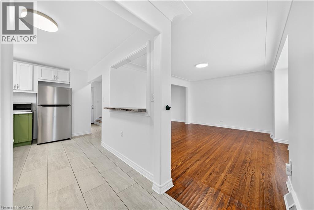 421 East 36th Street, Hamilton, Ontario  L8V 4A3 - Photo 4 - 40798176