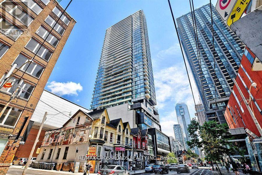 <div class="slider-price">$2,250 Monthly</div><p>4002 - 290 Adelaide Street W, Toronto, Ontario</p>