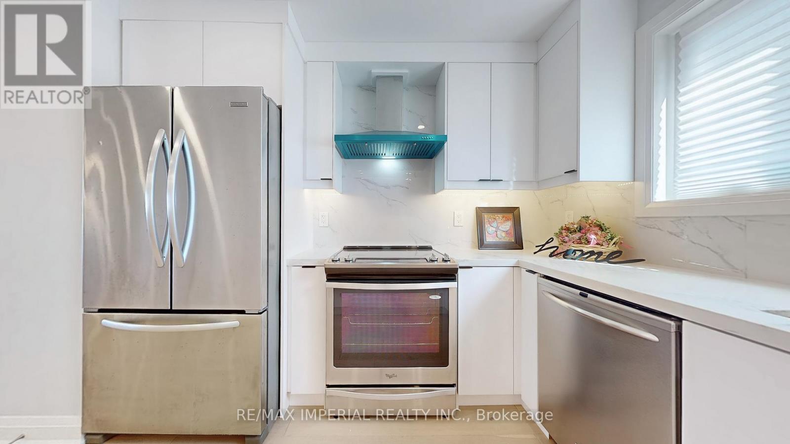 9 Lesmount Avenue, Toronto, Ontario  M4J 3V5 - Photo 10 - E12662344