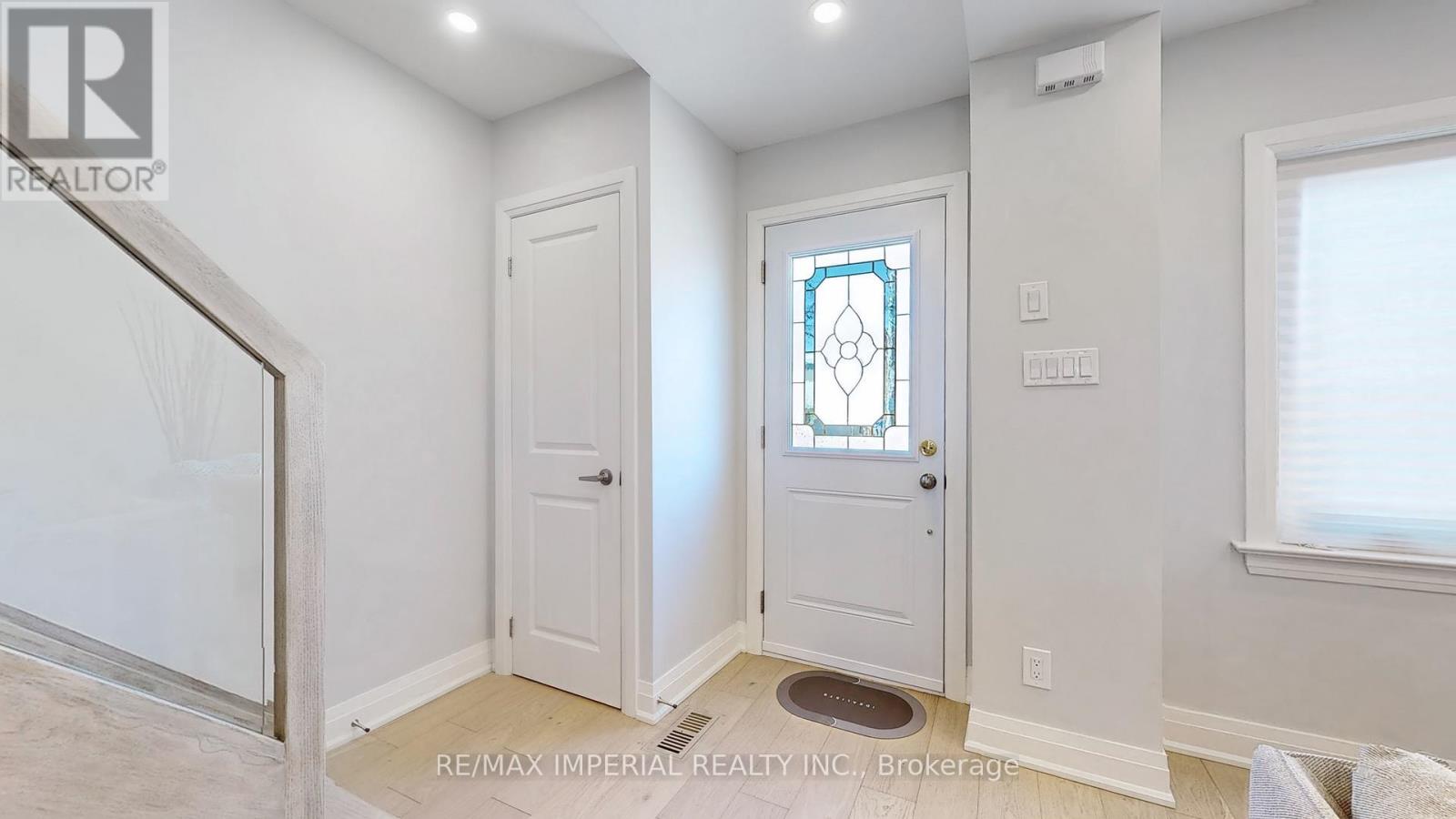 9 Lesmount Avenue, Toronto, Ontario  M4J 3V5 - Photo 2 - E12662344