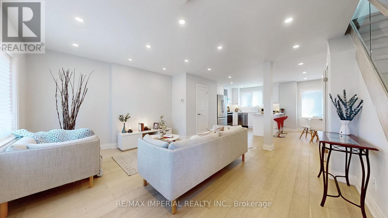 9 Lesmount Avenue, Toronto, Ontario  M4J 3V5 - Photo 3 - E12662344