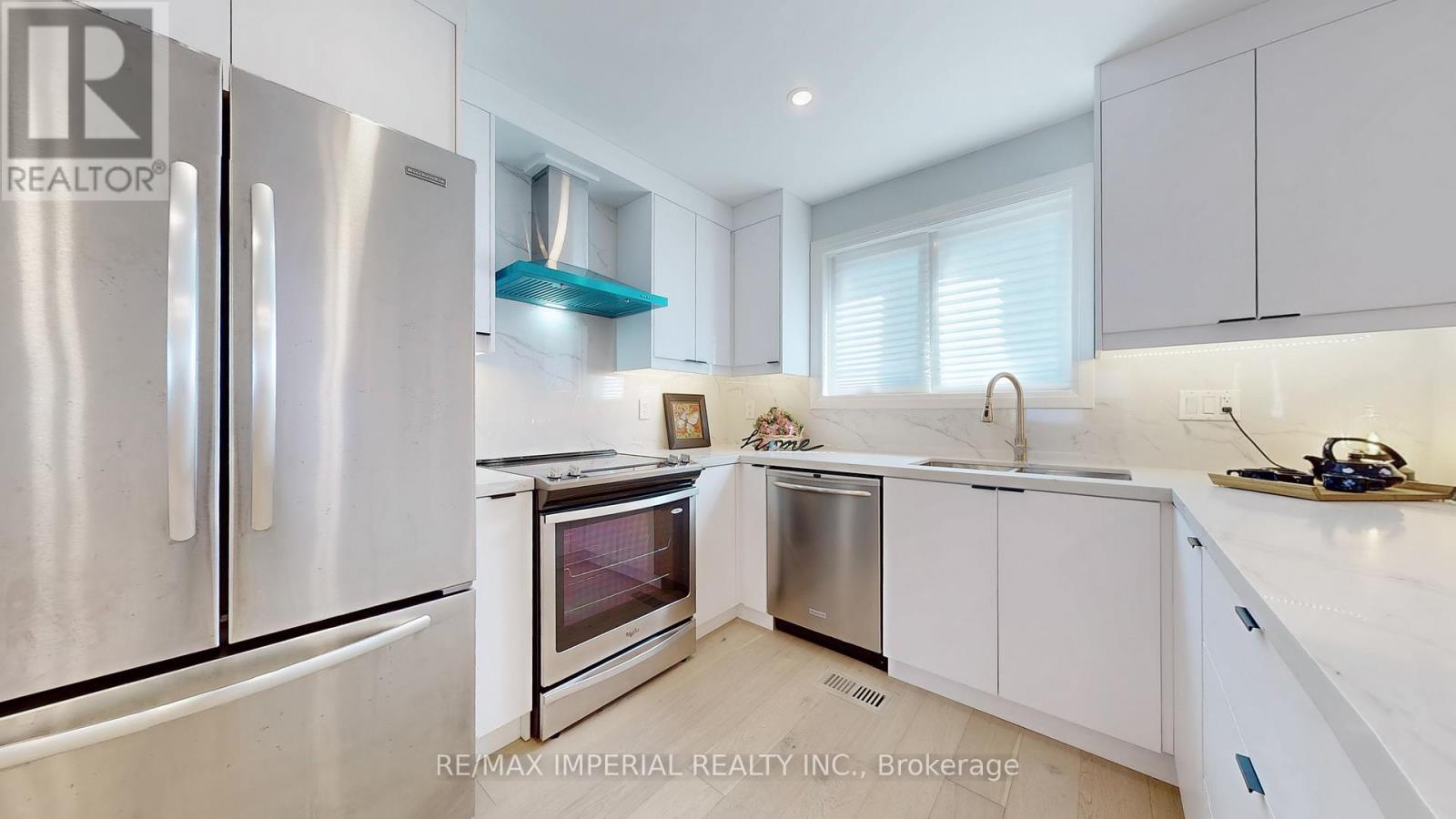 9 Lesmount Avenue, Toronto, Ontario  M4J 3V5 - Photo 9 - E12662344