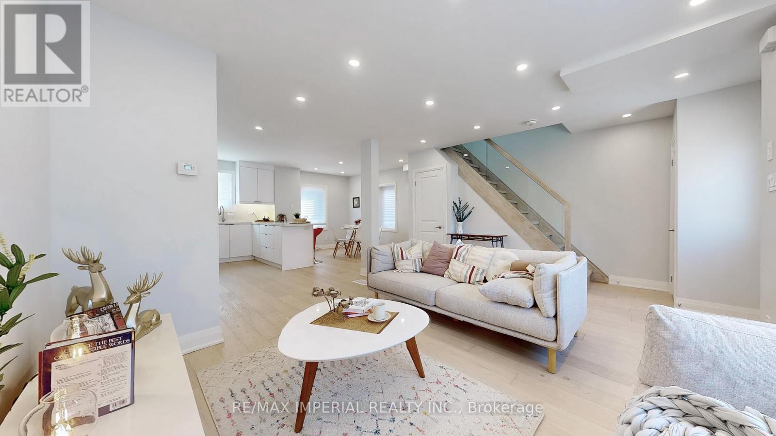 9 Lesmount Avenue, Toronto, Ontario  M4J 3V5 - Photo 5 - E12662344