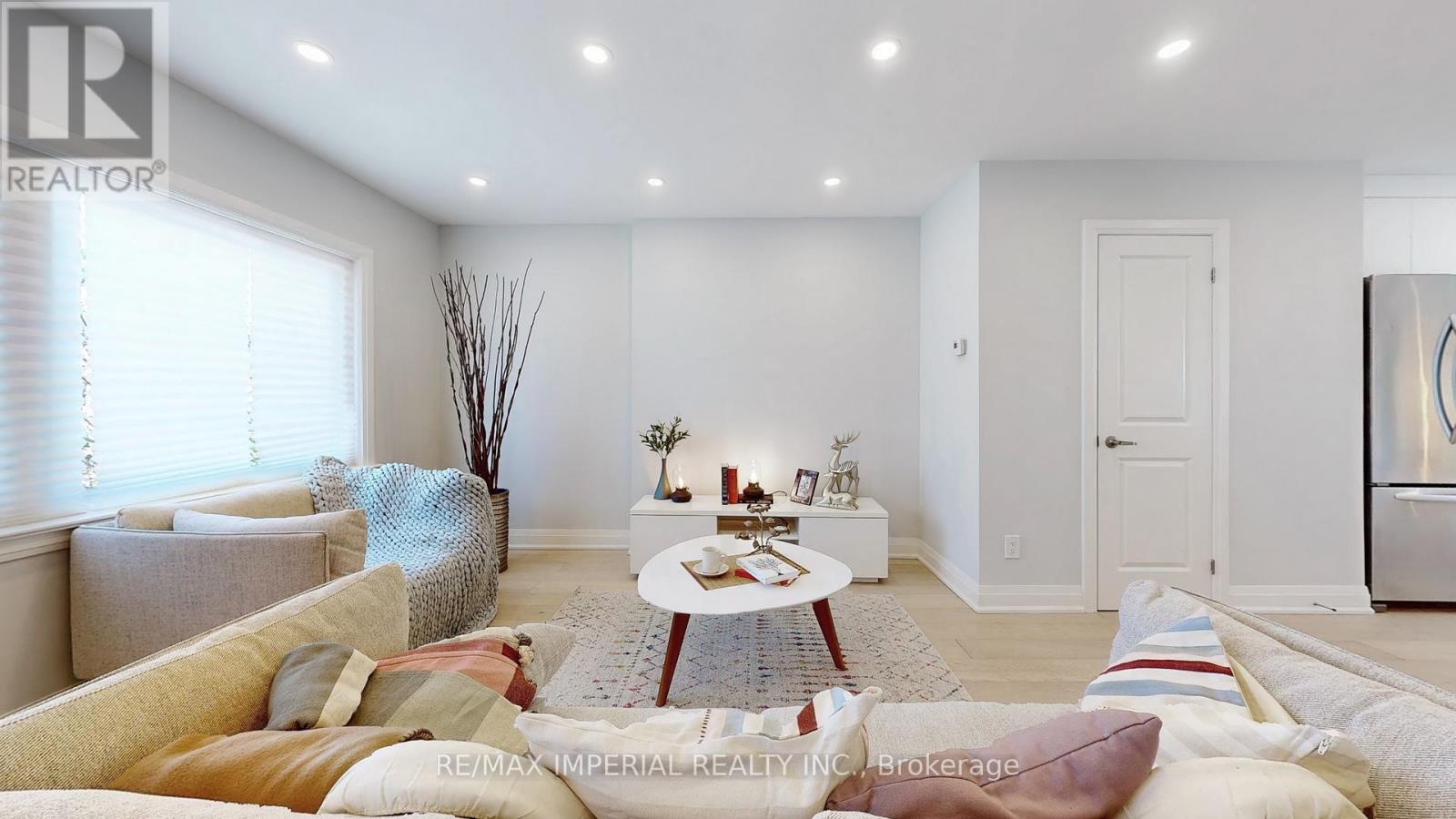 9 Lesmount Avenue, Toronto, Ontario  M4J 3V5 - Photo 7 - E12662344