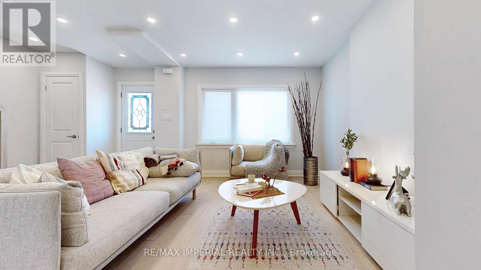 9 Lesmount Avenue, Toronto, Ontario  M4J 3V5 - Photo 4 - E12662344