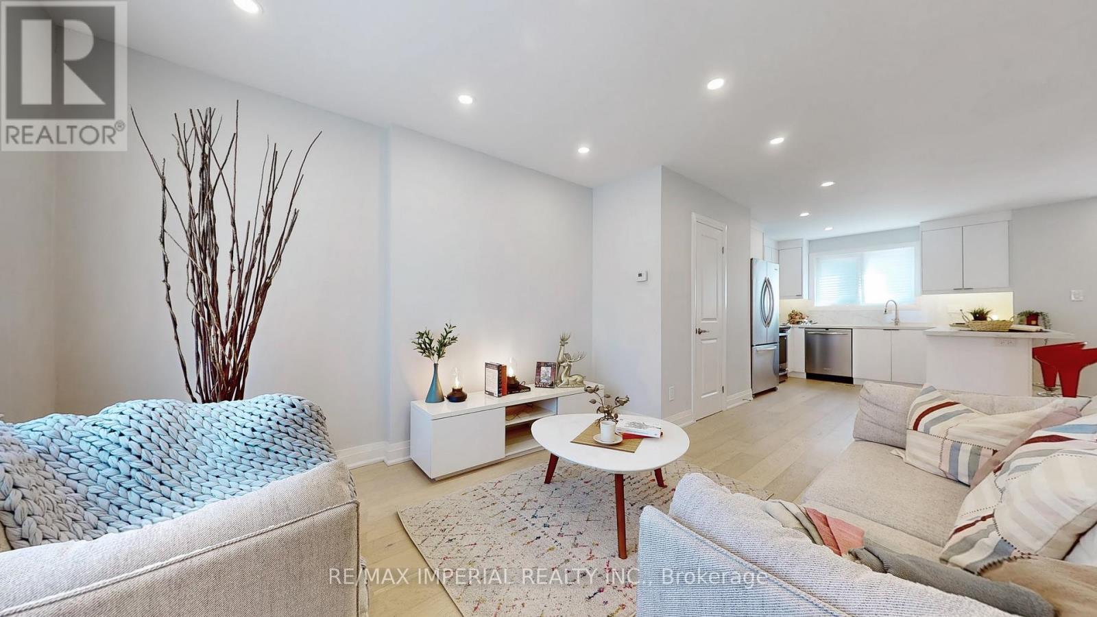 9 Lesmount Avenue, Toronto, Ontario  M4J 3V5 - Photo 6 - E12662344