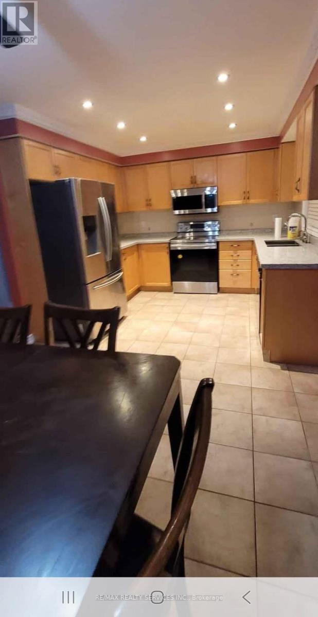 32 Thunderbird Trail, Brampton, Ontario  L6R 2T3 - Photo 4 - W12691702