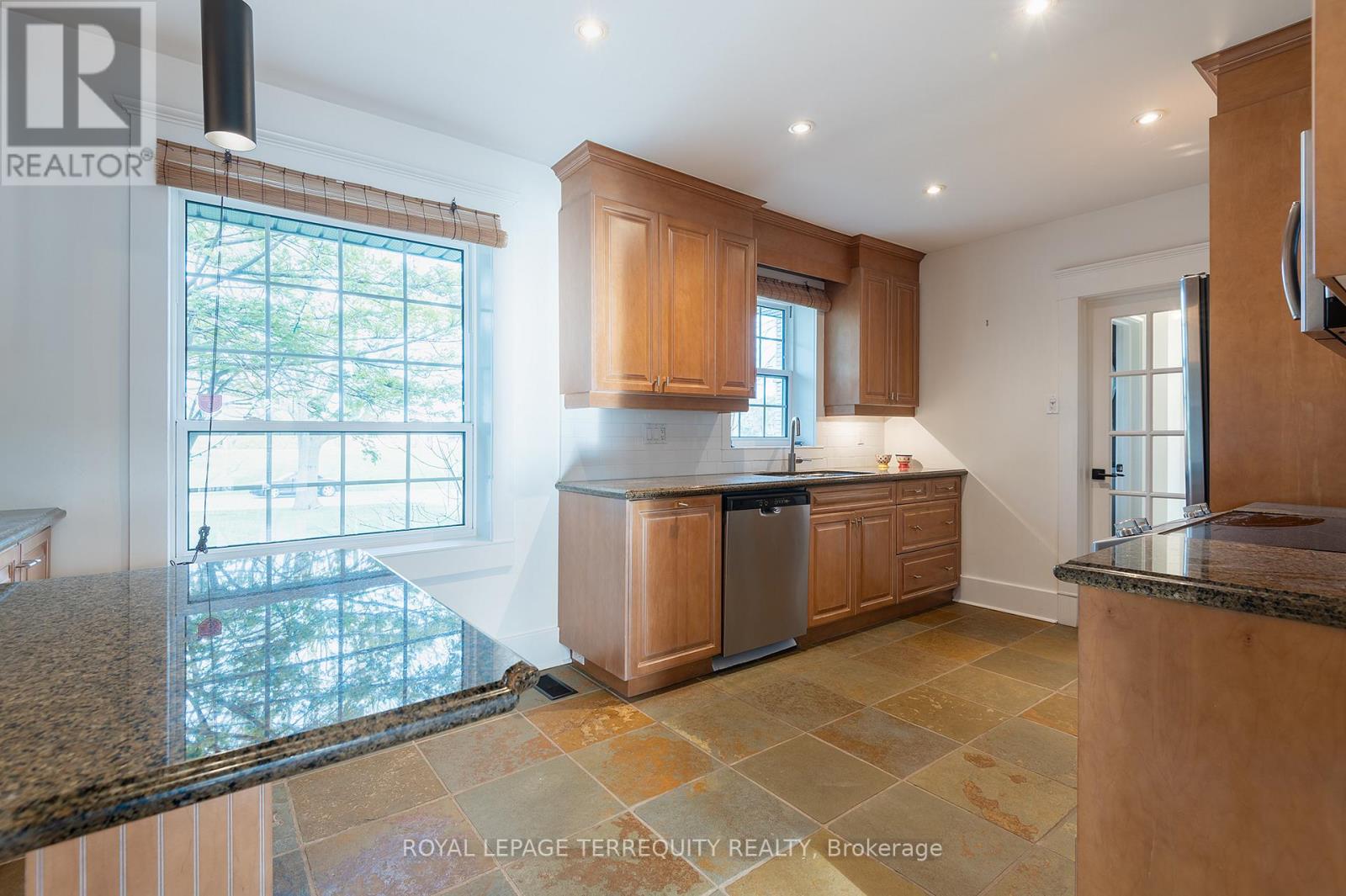 31 Rivercove Drive, Toronto, Ontario  M9B 4Y8 - Photo 10 - W12691712