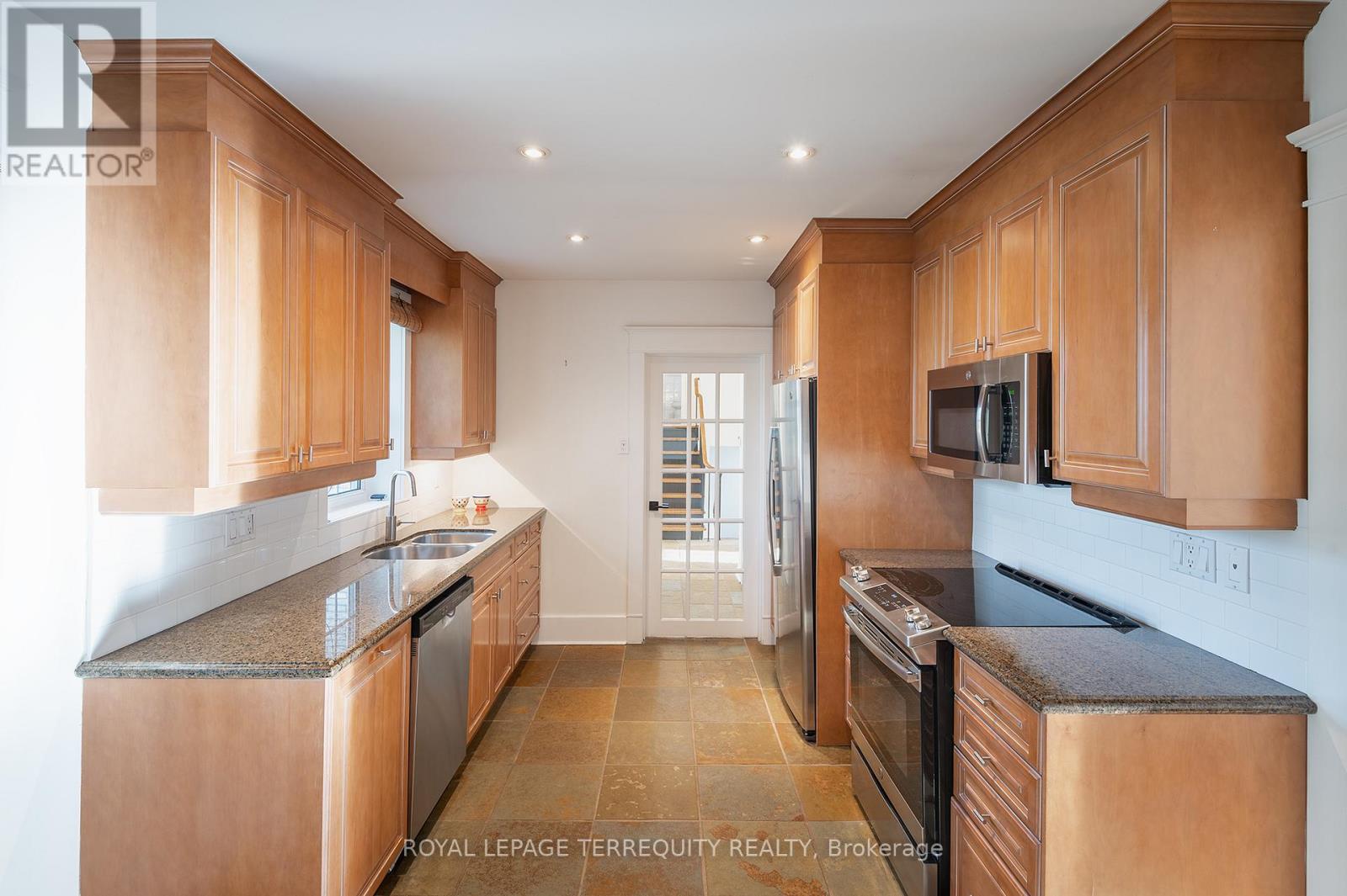 31 Rivercove Drive, Toronto, Ontario  M9B 4Y8 - Photo 11 - W12691712