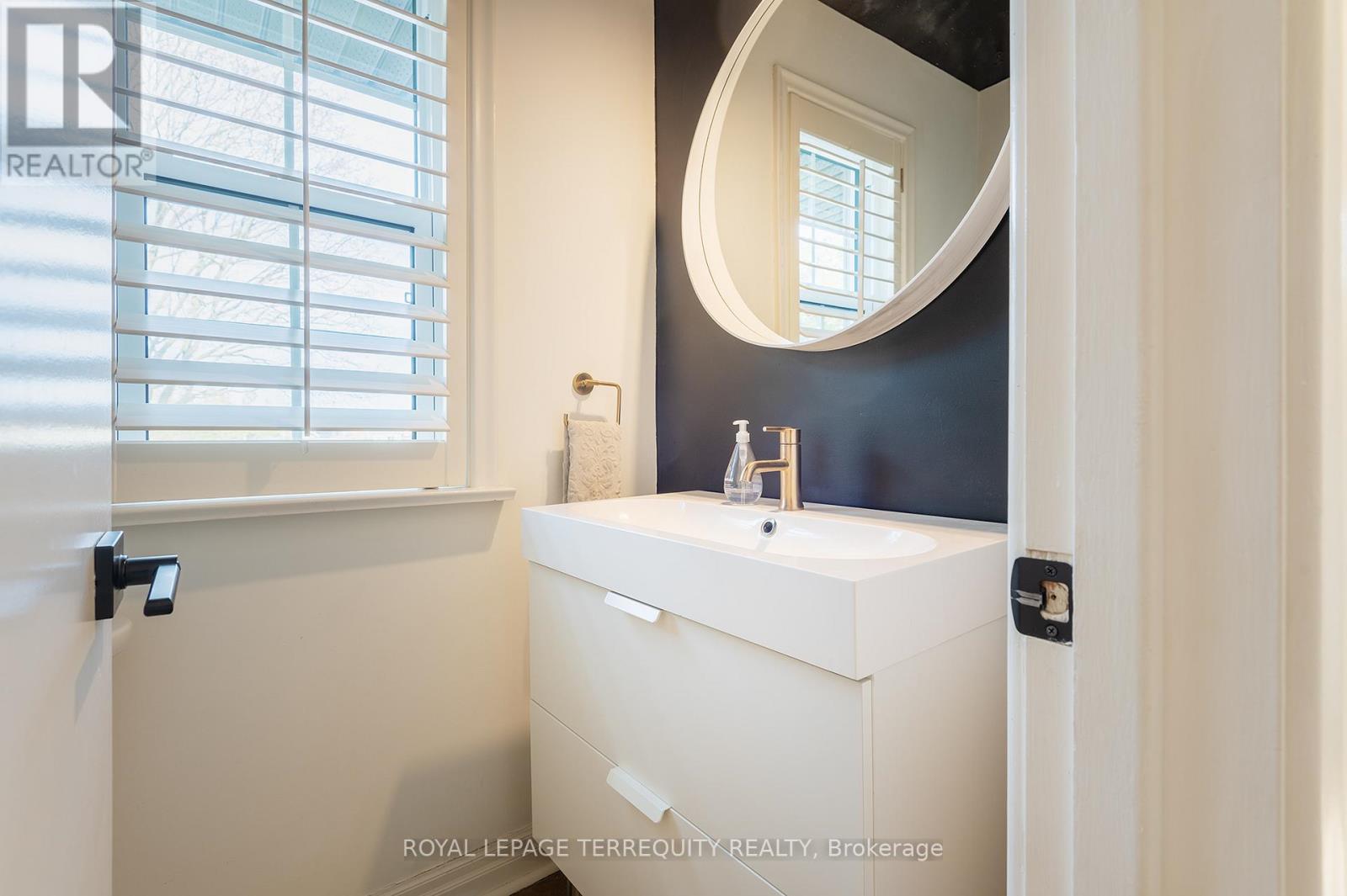 31 Rivercove Drive, Toronto, Ontario  M9B 4Y8 - Photo 14 - W12691712