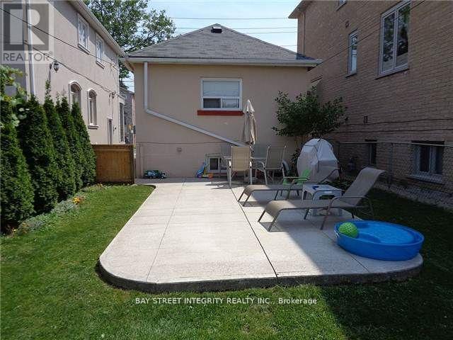 970 Briar Hill Avenue, Toronto, Ontario  M6B 1M3 - Photo 7 - W12691736
