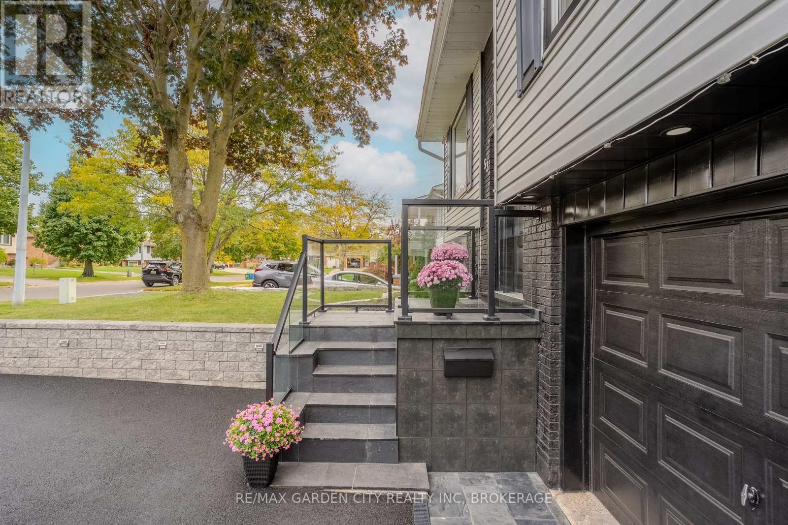 53 Brant Avenue, Welland, Ontario  L3C 6C6 - Photo 3 - X12692002