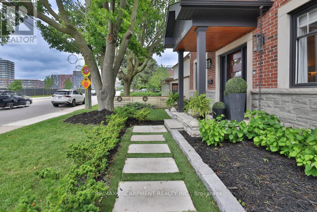43 Mississauga Road S, Mississauga, Ontario  L5H 2H3 - Photo 4 - W12691568