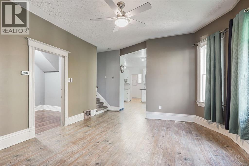 1210 6 Avenue S, Lethbridge, Alberta  T1J 1A4 - Photo 3 - A2277445