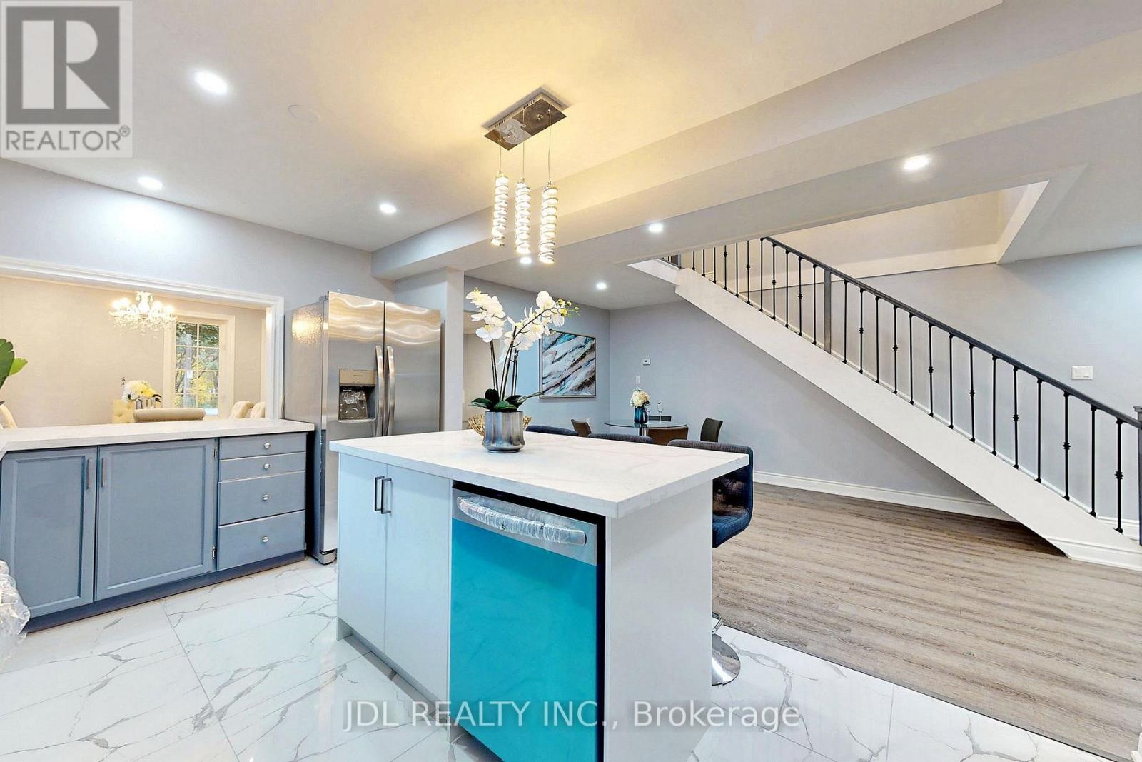 180 Olde Bayview Avenue, Richmond Hill, Ontario  L4E 3C6 - Photo 12 - N12691826