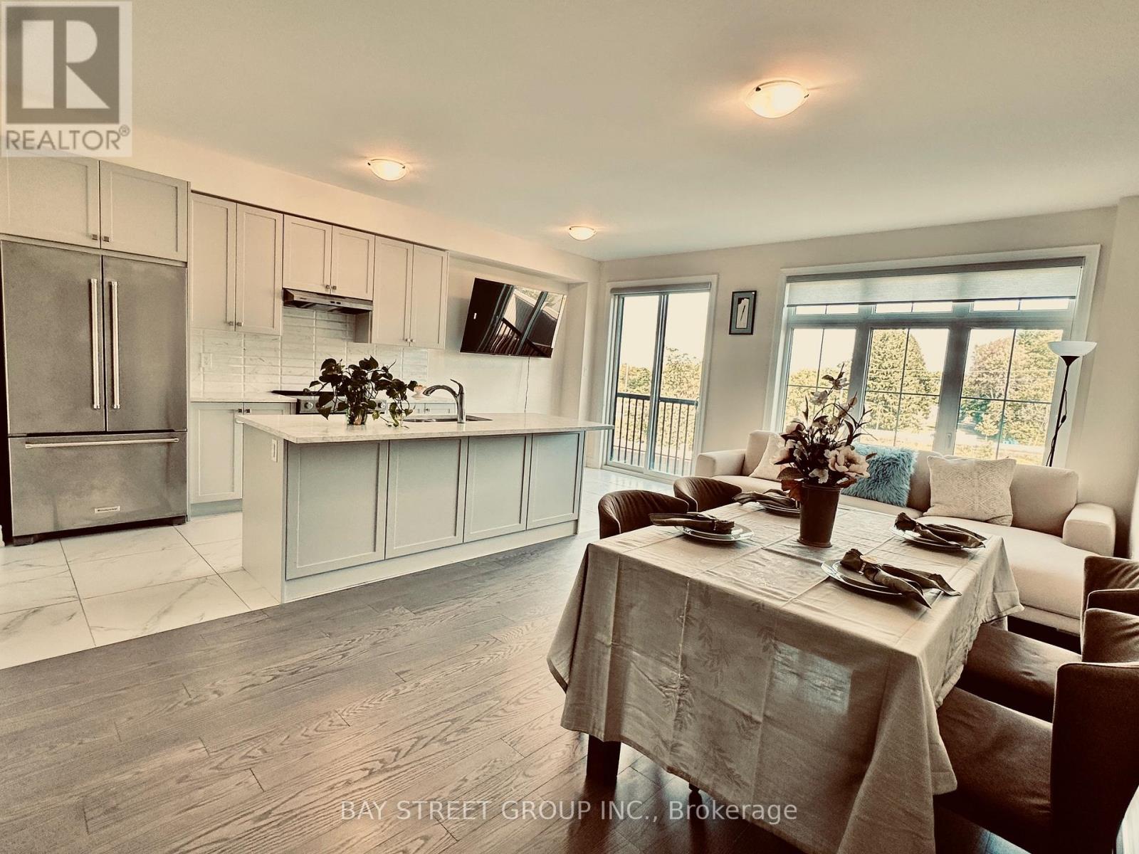 32 Hercules Club Drive, Richmond Hill, Ontario  L4E 1K7 - Photo 3 - N12691846