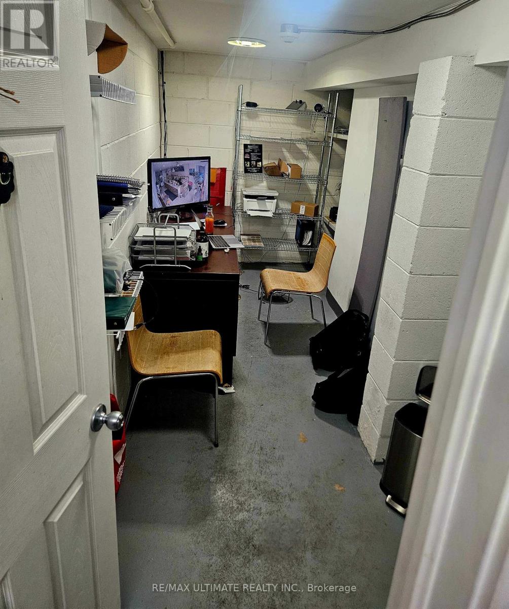 215 Lakeshore Road E, Mississauga, Ontario  L5G 1G5 - Photo 5 - W12366789