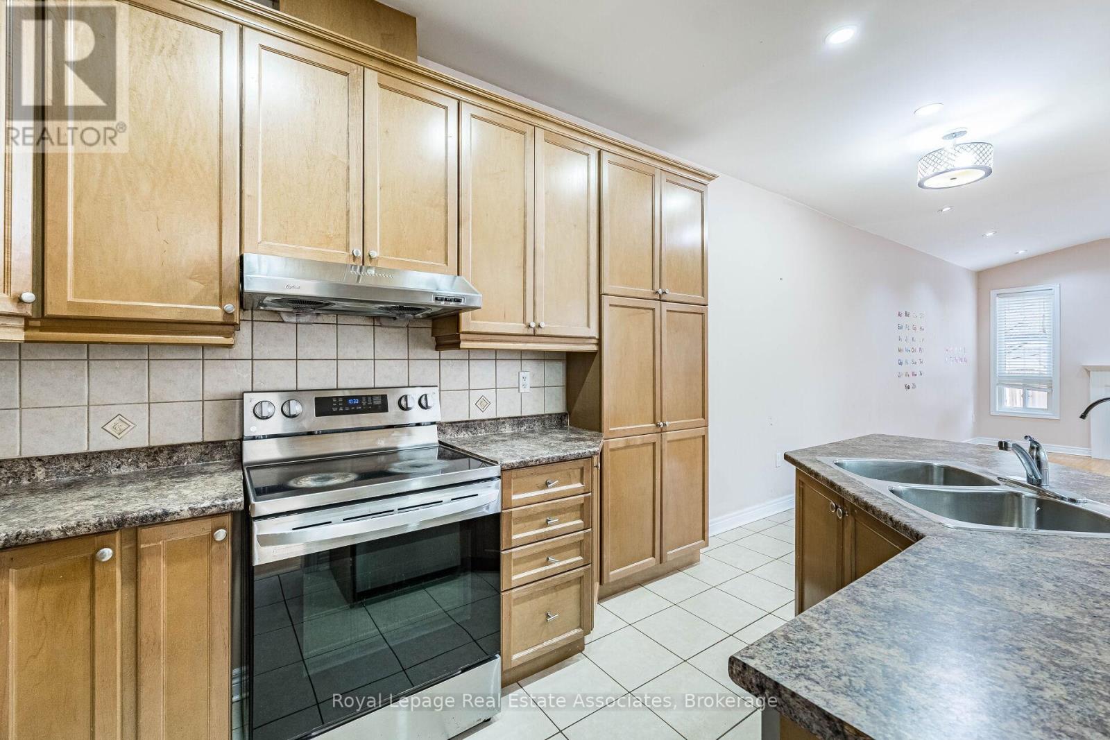 116 Everingham Circle, Brampton, Ontario  L6R 0R9 - Photo 10 - W12687882