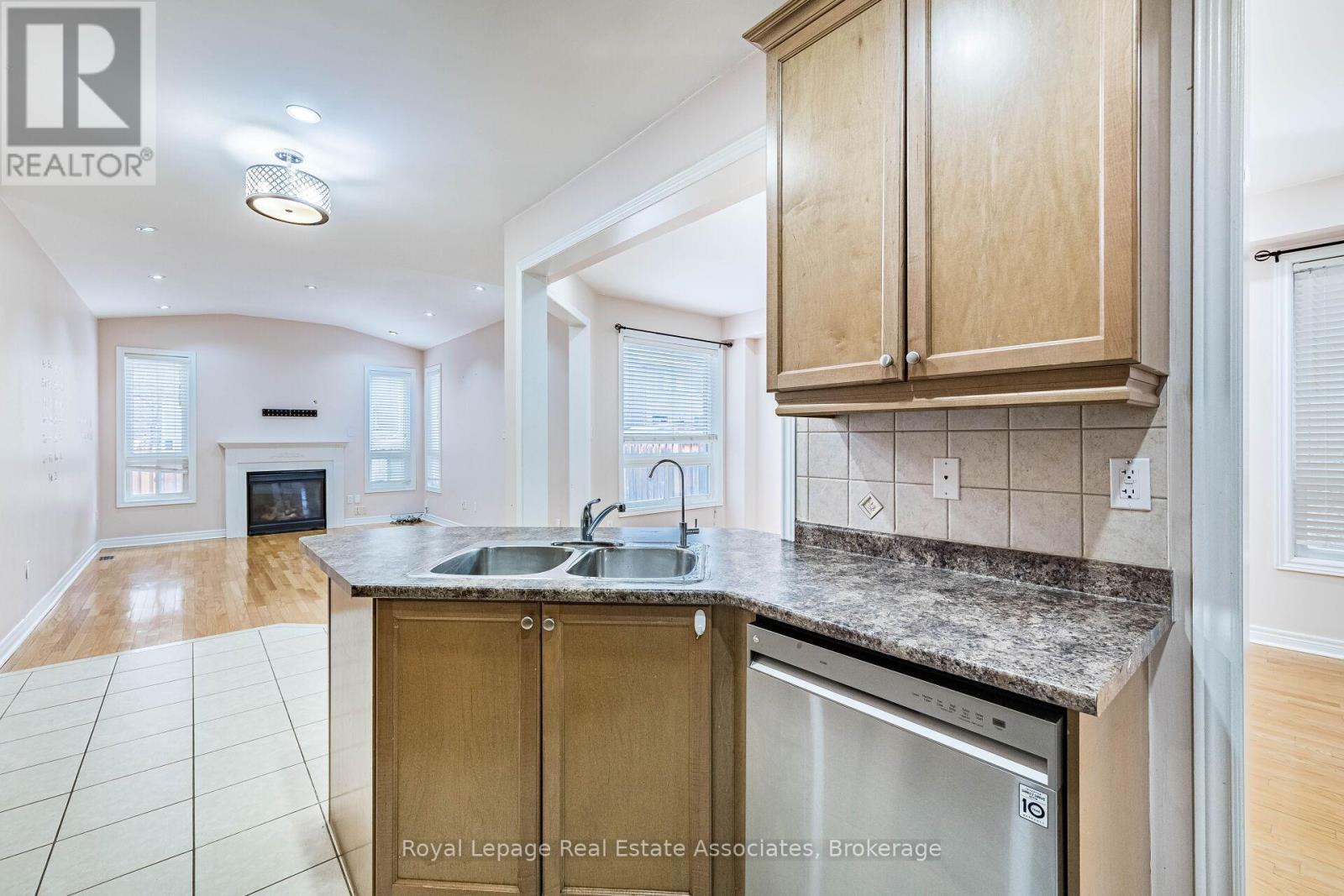 116 Everingham Circle, Brampton, Ontario  L6R 0R9 - Photo 9 - W12687882