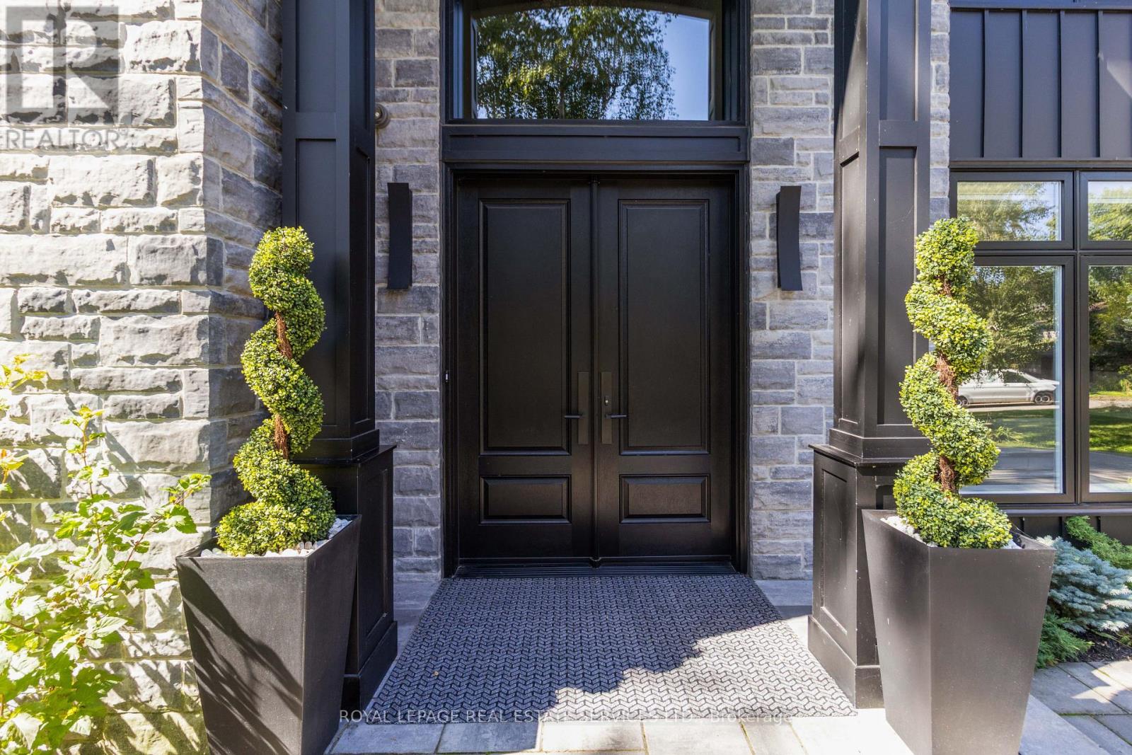 1489 Rogerswood Court, Mississauga, Ontario  L5J 1R7 - Photo 3 - W12691962