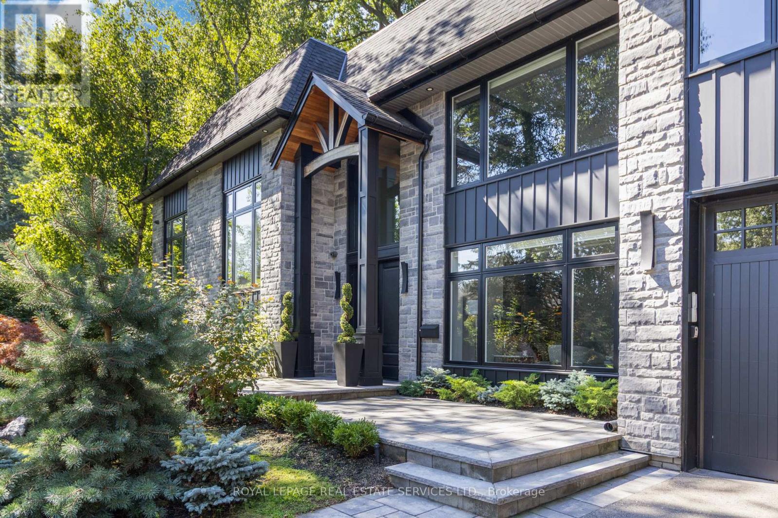 1489 Rogerswood Court, Mississauga, Ontario  L5J 1R7 - Photo 5 - W12691962