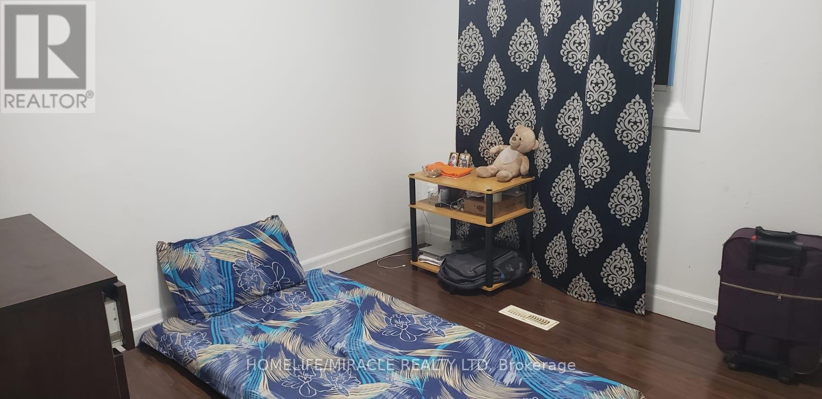 127 Fanshawe Drive, Brampton, Ontario  L6Z 1A8 - Photo 7 - W12691968