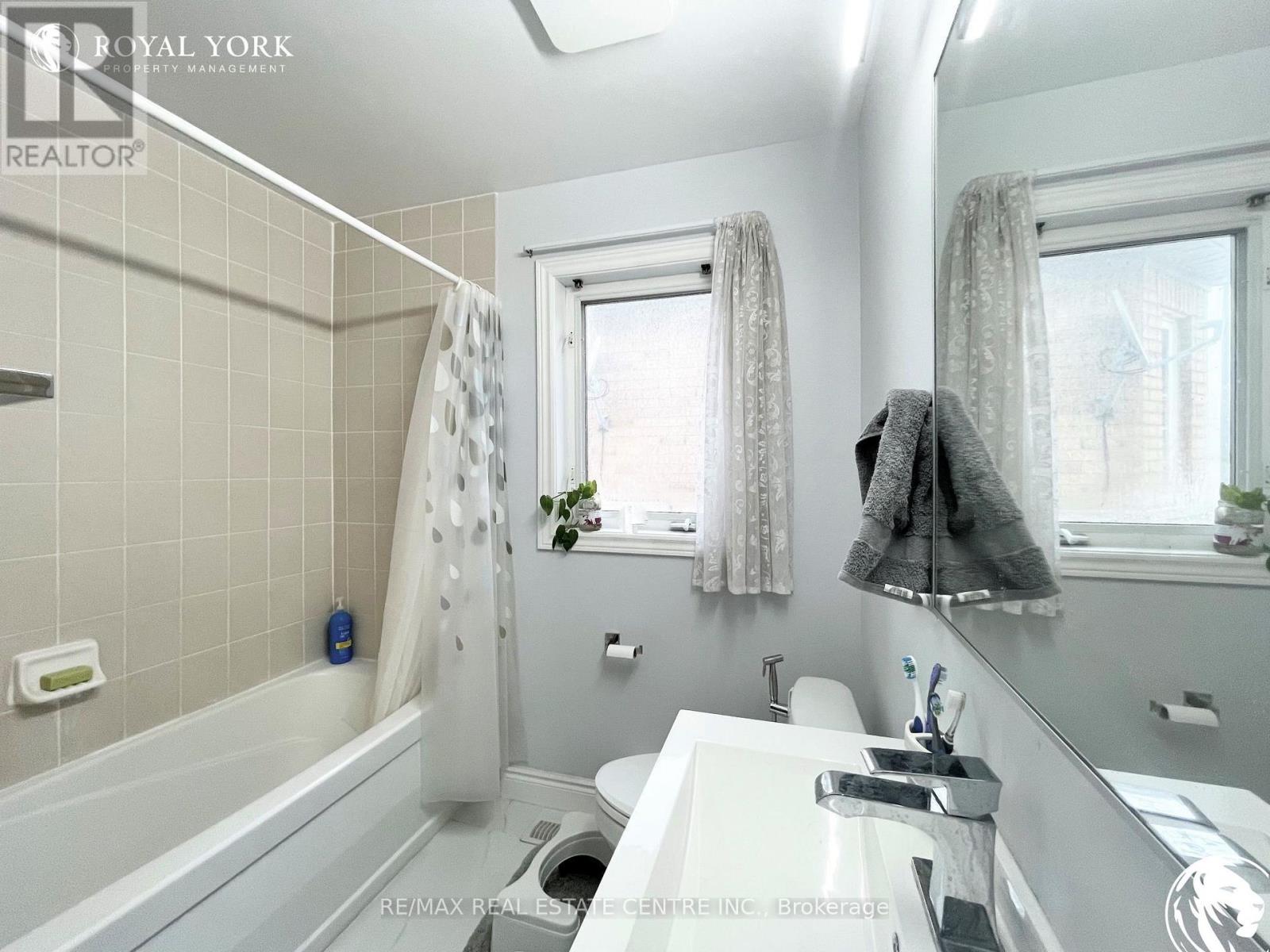 21 Hibiscus Court, Brampton, Ontario  L6R 0K6 - Photo 14 - W12692018