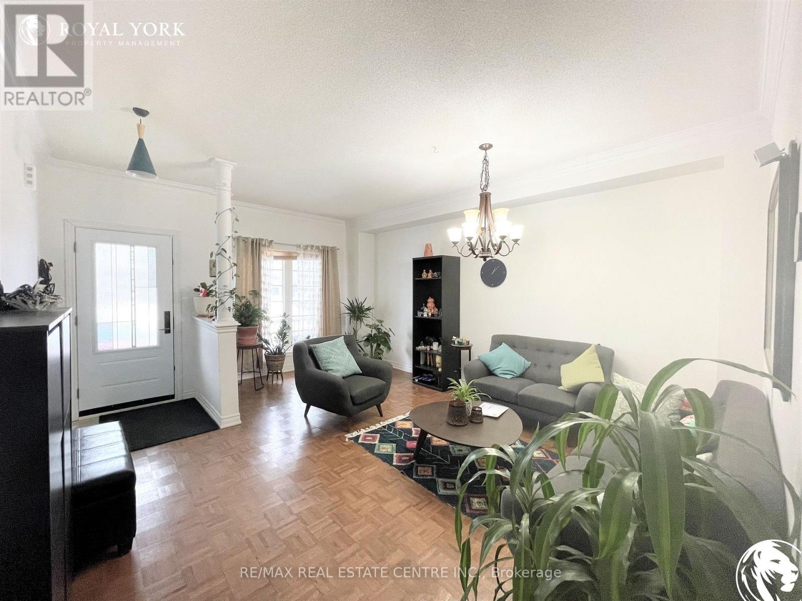 21 Hibiscus Court, Brampton, Ontario  L6R 0K6 - Photo 2 - W12692018