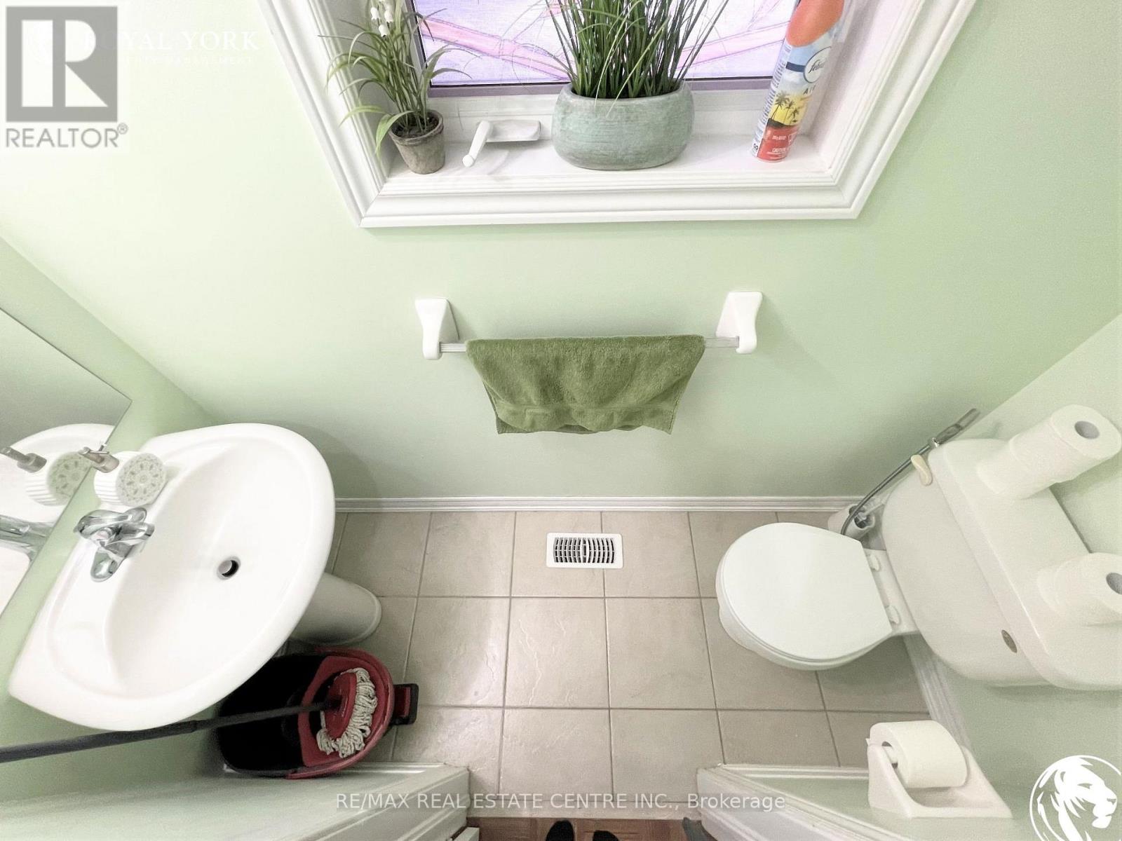 21 Hibiscus Court, Brampton, Ontario  L6R 0K6 - Photo 5 - W12692018