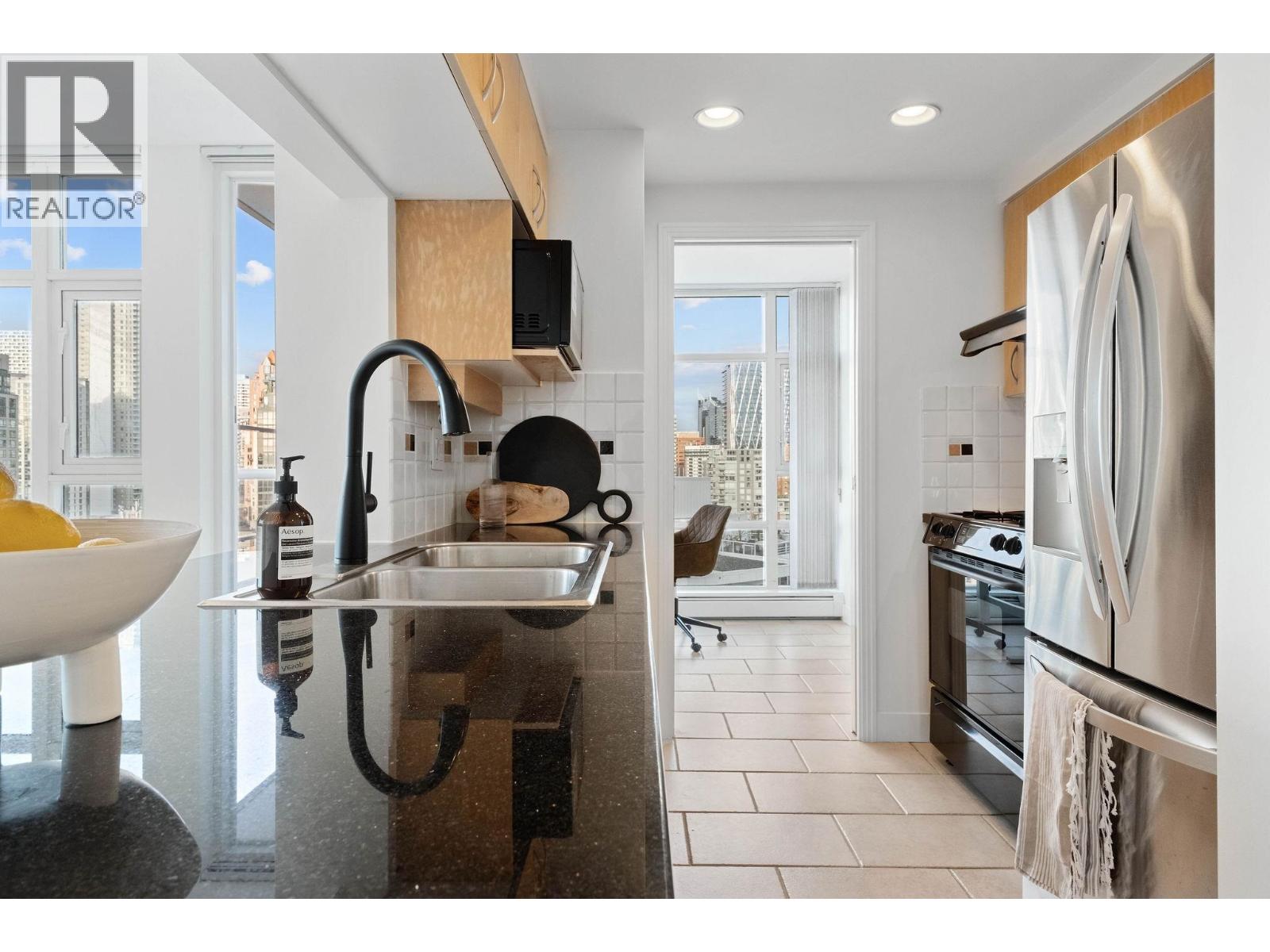 Listing Picture 15 of 32 : 2106 1199 MARINASIDE CRESCENT, Vancouver / 溫哥華 - 魯藝地產 Yvonne Lu Group - MLS Medallion Club Member