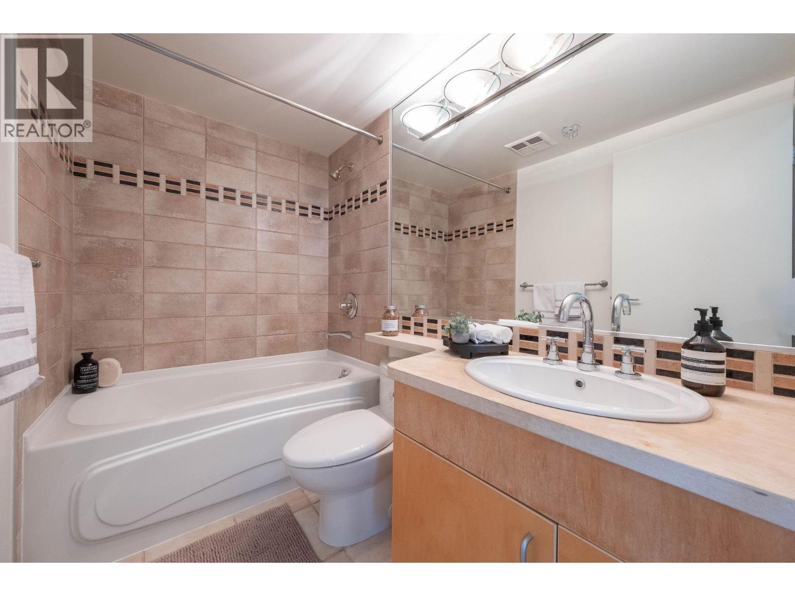 Listing Picture 24 of 32 : 2106 1199 MARINASIDE CRESCENT, Vancouver / 溫哥華 - 魯藝地產 Yvonne Lu Group - MLS Medallion Club Member