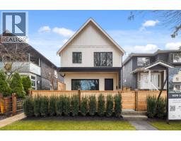 <div class="price">$1,999,900</div> 2 810 E 22nd Avenue, Vancouver<br><div style="margin-bottom:8px;"><small>Macdonald Realty</small></div><div class='bed_bath'>3 Bed | 3 Bath</div>