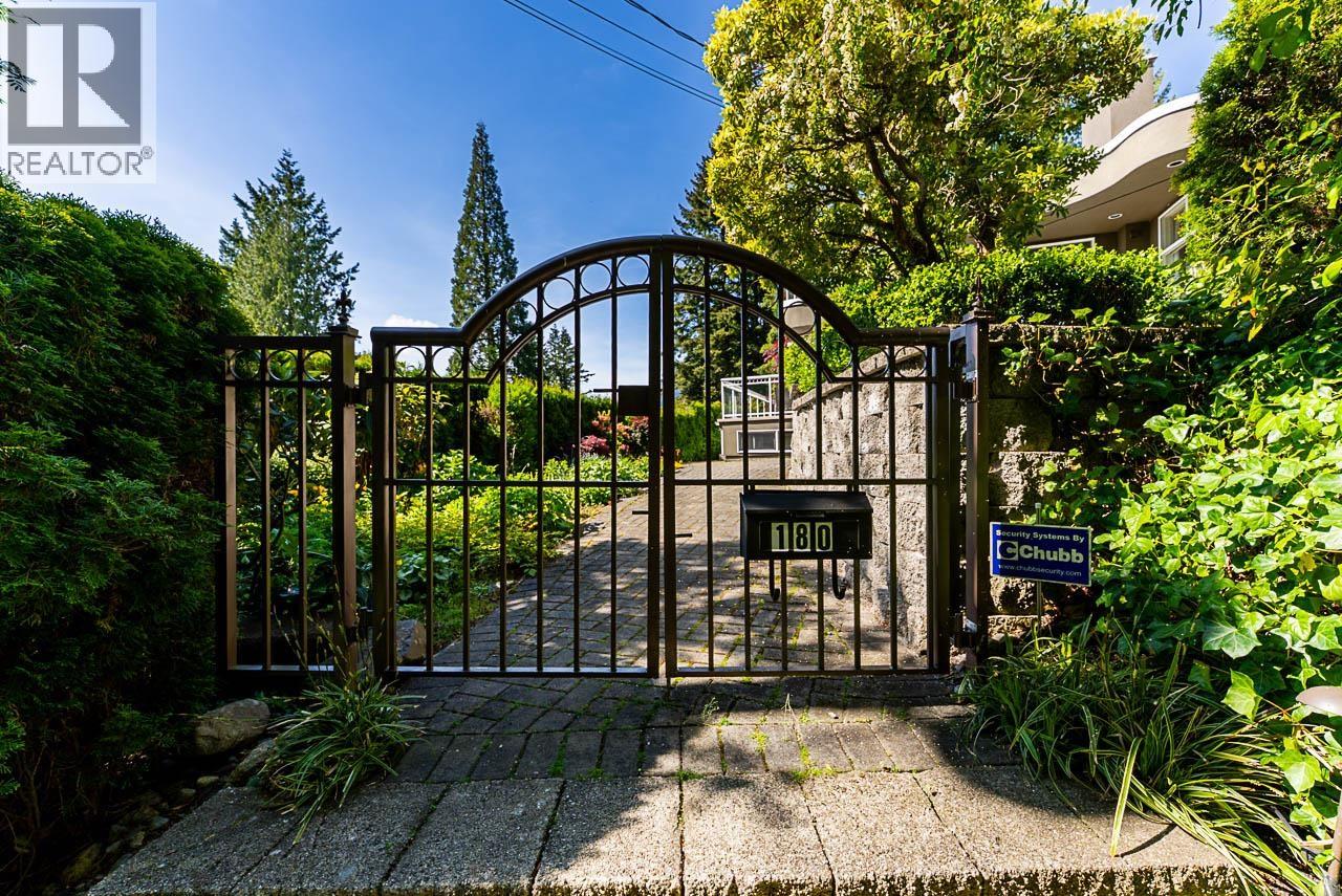 180 W Osborne Road, North Vancouver, British Columbia  V7N 2P8 - Photo 2 - R3078958