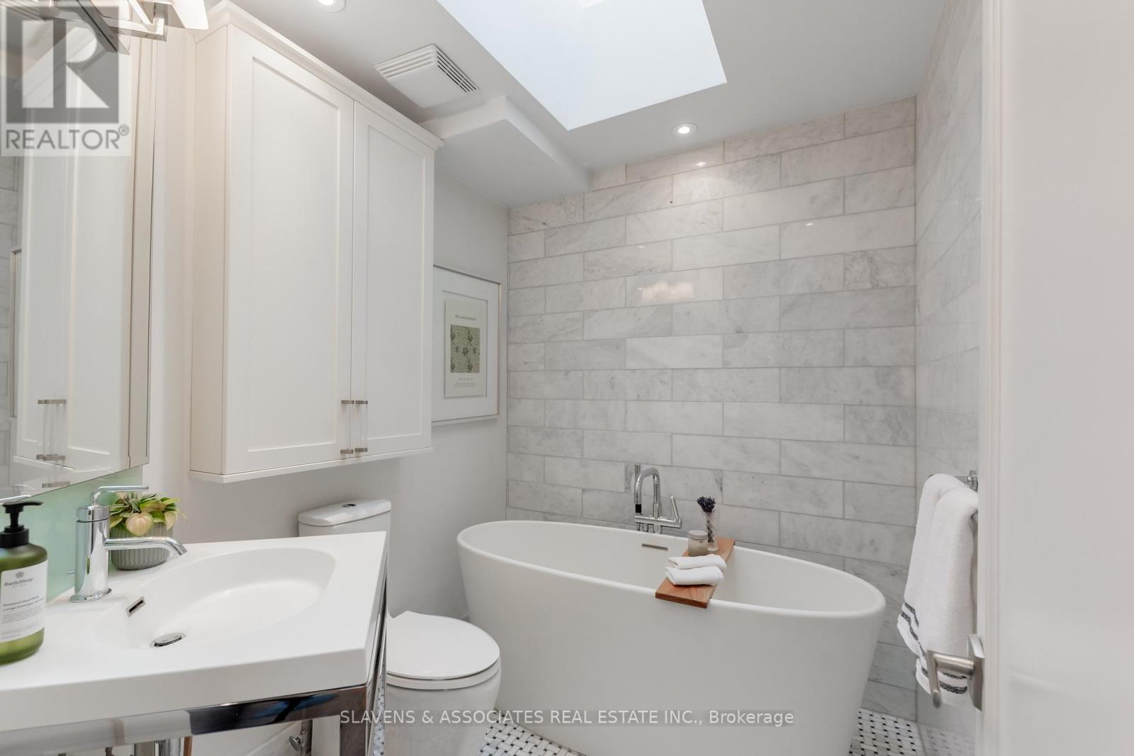 9 Elmsthorpe Avenue, Toronto, Ontario  M5P 2L5 - Photo 16 - C12692086