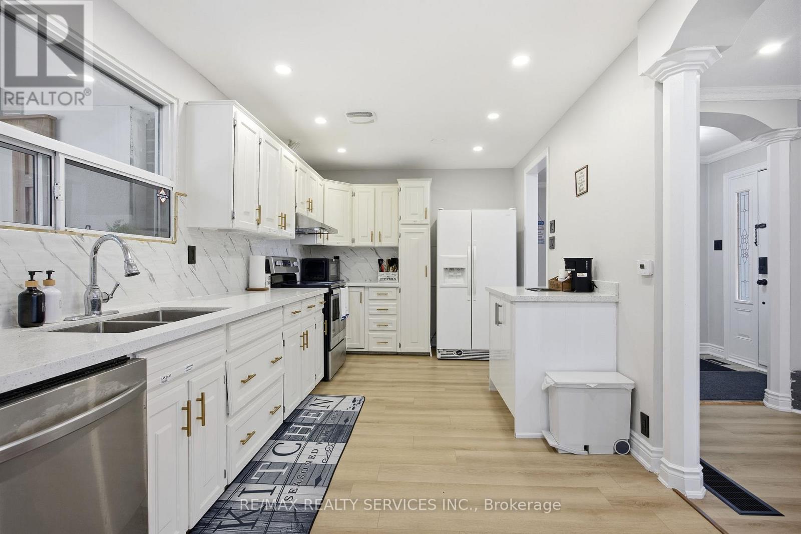 17 Avening Drive, Toronto, Ontario  M9V 1Y2 - Photo 8 - W12692060